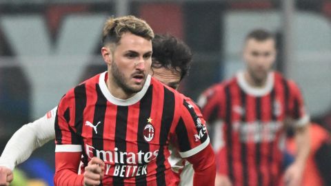 Milan (Italy), 05/02/2025.- AC Milans Santiago Gimenez in action during the Coppa Italia quarterfinal soccer match between AC Milan and AS Roma, in Milan, Italy, 05 February 2025. (Italia) EFE/EPA/DANIEL DAL ZENNARO