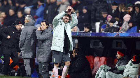 Rotterdam (Netherlands), 12/02/2025.- Santiago Gimenez of AC Milan thanks the Feyenoord crowd during the UEFA Champions League playoff first leg soccer match between Feyenoord and AC Milan, in Rotterdam, the Netherlands, 12 February 2025. (Liga de Campeones, Países Bajos; Holanda) EFE/EPA/OLAF KRAAK