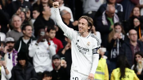 El centrocampista croata del Real Madrid, Luka Modric, celebra el primer gol de su equipo durante el partido de LaLiga entre el Real Madrid y el Girona, este domingo en el estadio Santiago Bernabéu. EFE/ Sergio Pérez