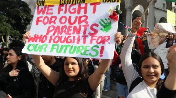 Estudiantes en LA protestan contra las deportaciones masivas.