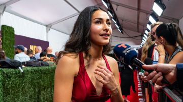 Sophie Guitron, de Los Ángeles, en la alfombra roja de la ceremonia de los NFL Honors en New Orleans. La jugadora de flag football obtuvo uno de los dos premios nacionales de los Latino Youth Honors.