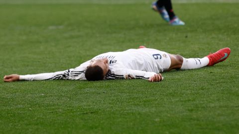 PAMPLONA, 15/02/2025.- El delantero del Real Madrid Kylian Mbappé, tumbado en el césped durante el partido de la jornada 24 de la LaLiga EA Sports, disputado este sábado en el estadio el Sadar de Pamplona. EFE/Villar López