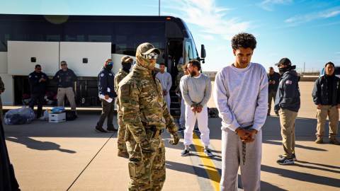 El DHS publicó imágenes del primer vuelo de criminales extranjeros, todos ellos parte del Tren de Aragua, preparándose para despegar hacia la Bahía de Guantánamo.
