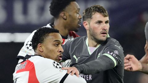 Rotterdam (Netherlands), 12/02/2025.- Quinten Timber of Feyenoord in action against Santiago Gimenez of AC Milan (R) during the UEFA Champions League playoff first leg soccer match between Feyenoord and AC Milan, in Rotterdam, the Netherlands, 12 February 2025. (Liga de Campeones, Países Bajos; Holanda) EFE/EPA/OLAF KRAAK