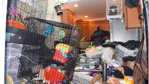Los funcionarios dijeron que la casa fue condenada y catalogada como "no apta para ocupación humana"