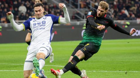 MILAN (Italy), 15/02/2025.- AC Milan's Santiago Gimenez scores a goal that was later disallowed during the Italian Serie A soccer match between AC Milan and Hellas Verona FC in Milan, Italy, 15 February 2025. (Italia) EFE/EPA/ROBERTO BREGANI