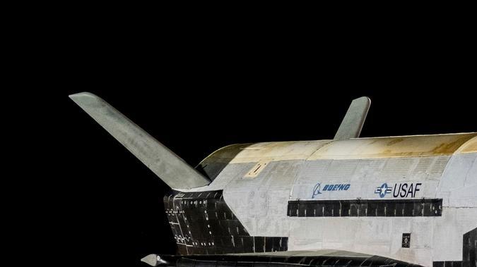 La sexta misión del avión espacial X-37B estableció un récord al permanecer 908 días en órbita antes de regresar a la Tierra.