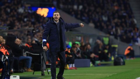 Porto (Portugal), 07/02/2025.- FC Porto's head coach Martin Anselmi reacts during the Liga Portugal soccer match between FC Porto and Sporting CP held at Dragao Stadium in Porto, Portugal, 07 February 2025. EFE/EPA/ESTELA SILVA