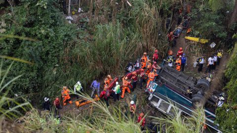 Autoridades realizan labores de rescate en el puente en Ciudad de Guatemala.