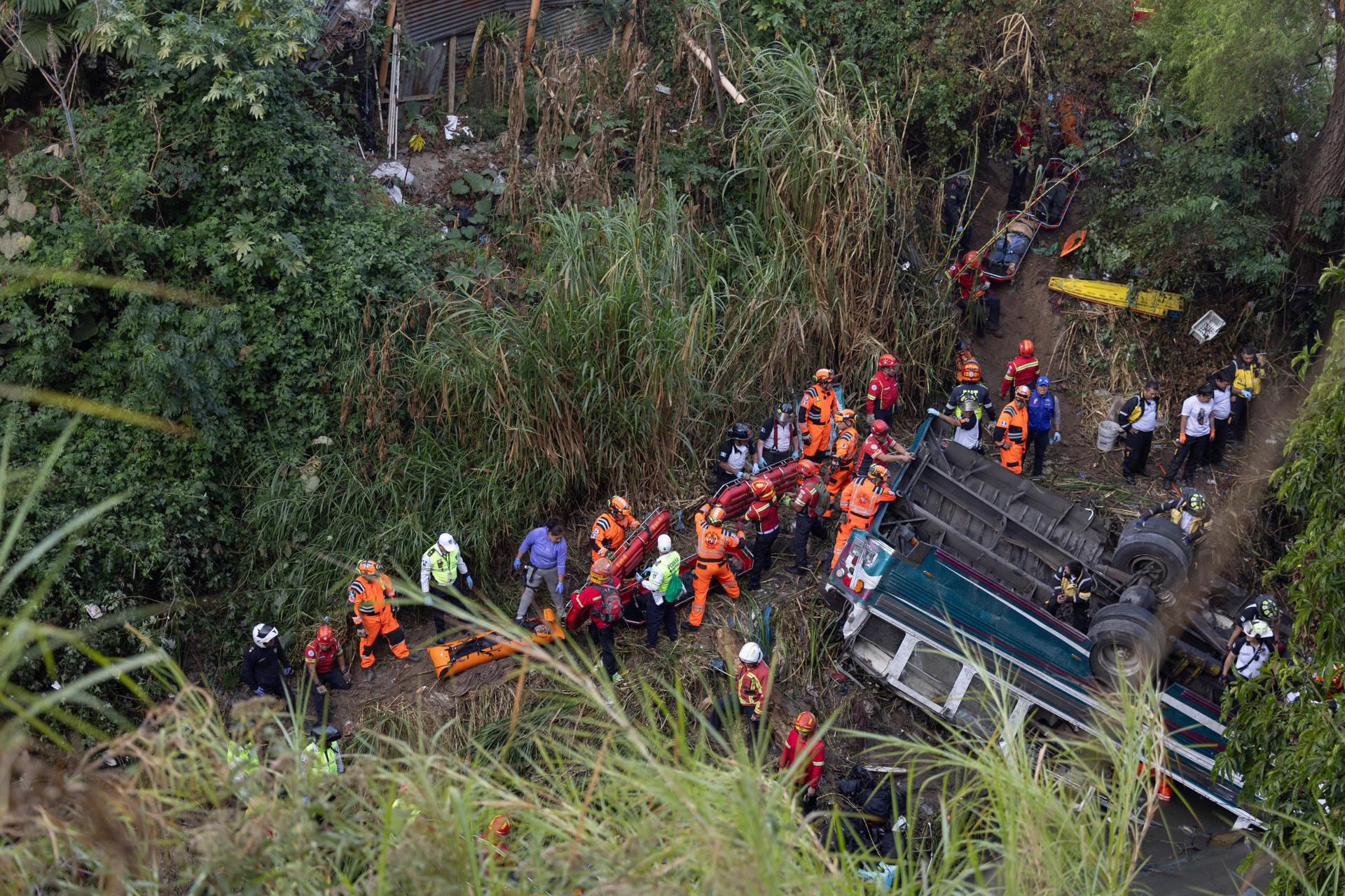 Tragedia en Guatemala: al menos 40 muertos al volcar camión de puente ...