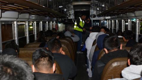Migrantes guatemaltecos deportados, llegando a la capital de su país, el 24 de enero de 2025.
