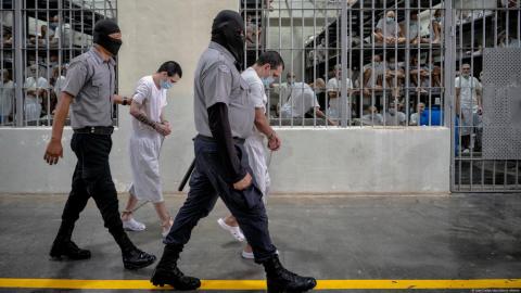 El Salvador enviará a menores a cárceles de adultos