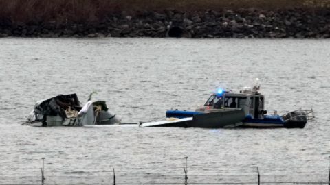 https://www.dw.com/es/buscan-con-l%C3%A1ser-restos-de-aeronaves-en-el-fondo-del-potomac/a-71551755