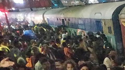 Al menos 18 muertos y 11 heridos por una estampida en India