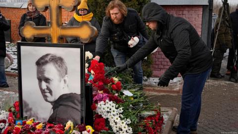 Rusos recuerdan a Alexei Navalny en aniversario de su muerte
