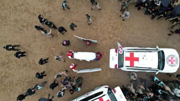 Hamás entrega 4 ataúdes con rehenes israelíes a la Cruz Roja