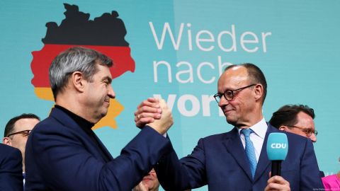 Friedrich Merz, líder de la CDU (der.) y Markus Söder, jefe de la CSU bávara.
