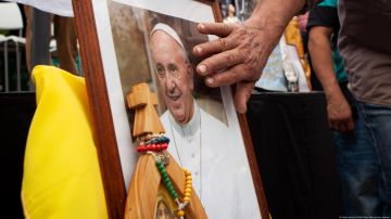 El papa descansó bien toda la noche tras su leve mejoría
