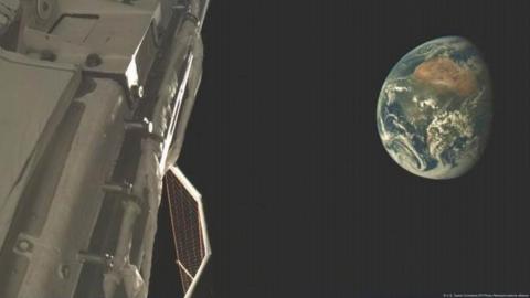 La nave reutilizable X-37B capturó esta histórica imagen mientras ejecutaba experimentos en órbita alta terrestre durante 2024.