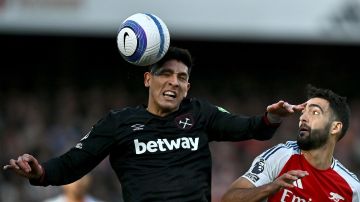 LONDON (United Kingdom), 22/02/2025.- Mikel Merino (R) of Arsenal in action against Edson Alvarez of West Ham during the English Premier League match between Arsenal FC and West Ham United, in London, Britain, 22 February 2025. (Reino Unido, Londres) EFE/EPA/VINCE MIGNOTT EDITORIAL USE ONLY. No use with unauthorized audio, video, data, fixture lists, club/league logos, 'live' services or NFTs. Online in-match use limited to 120 images, no video emulation. No use in betting, games or single club/league/player publications.