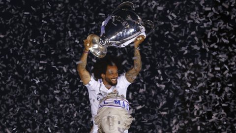 Madrid, 6 feb (EFE).- Foto de archivo del lateral internacional brasileño Marcelo Vieira da Silva, que rescindió su contrato con el Fluminense y que estuvo nueve temporadas en el Real Madrid, quien ha anunciado este jueves su retirada como jugador en activo. "Mi historia como jugador termina aquí. Pero aún me queda mucho que dar al fútbol. Gracias por tanto", ha anunciado Marcelo con un video en sus redes sociales. En la imagen, Marcelo alza el 14º trofeo de Champions del equipo durante la celebración en la Cibeles el 29 de mayo de 2022. EFE/ Sergio Pérez