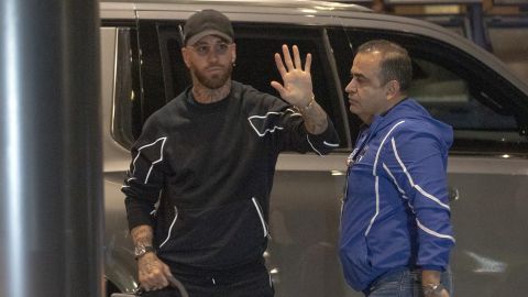 MEX2521. MONTERREY (MÉXICO), 08/02/2025.- El futbolista español Sergio Ramos saluda a su llegada a un hotel este sábado, en la ciudad de Monterrey (México). El defensa Sergio Ramos, campeón mundial con España en Sudáfrica 2010, llegó este sábado a Monterrey, para ser presentado en unas horas como nuevo jugador de los Rayados del fútbol mexicano. EFE/ Antonio Ojeda