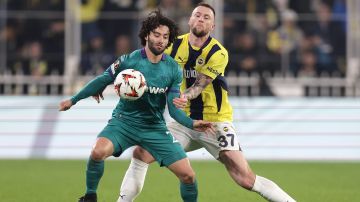 ISTANBUL (Turkey), 13/02/2025.- Milan Skriniar (R) of Fenerbahce in action against Cesar Huerta (L) of Anderlecht during the UEFA Europa League knockout phase play-offs, 1st leg match between Fenerbahce SK and RSC Anderlecht, in Istanbul, Turkey, 13 February 2025. (Turquía, Estanbul) EFE/EPA/ERDEM SAHIN