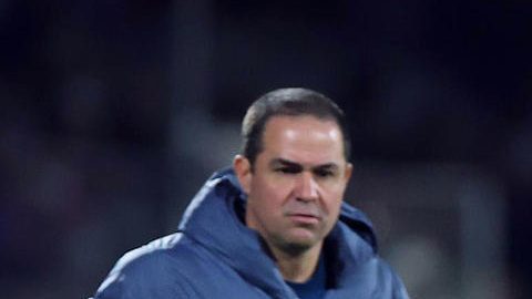 Rogelio Funes Mori (i) de Pumas disputa un balón con Paul Rodríguez de América este sábado, en un partido por la jornada 8 del torneo Clausura 2025 de la Liga MX