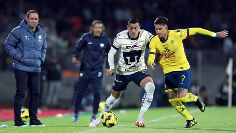 Rogelio Funes Mori (i) de Pumas disputa un balón con Paul Rodríguez de América este sábado, en un partido por la jornada 8 del torneo Clausura 2025 de la Liga MX