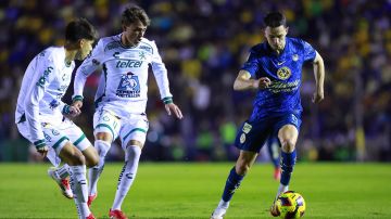 MEX3409. CIUDAD DE MÉXICO (MÉXICO), 19/02/2025.- Álvaro Fidalgo (d) de América disputa el balón con Sebastián Santos (i) y Nicolás Fonseca de León este martes, durante un partido de la jornada 9 del torneo Clausura 2025 de la Liga MX entre América y León, en el estadio Ciudad de los Deportes, en Ciudad de México (México). EFE/ Sáshenka Gutiérrez