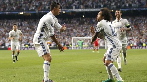 Cristiano Ronaldo y Marcelo celebran un gol con el Real Madrid en el 2017.