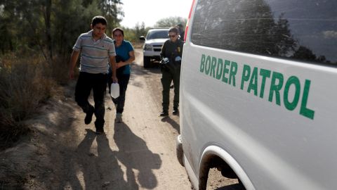 La Administración Trump acusa "invasión" en la frontera.