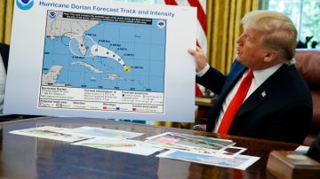 Trump defendió su afirmación falsa de que el huracán Dorian probablemente afectaría Alabama, incluso después de que el NWS subrayó que “no se sentirán impactos del huracán Dorian en Alabama”.