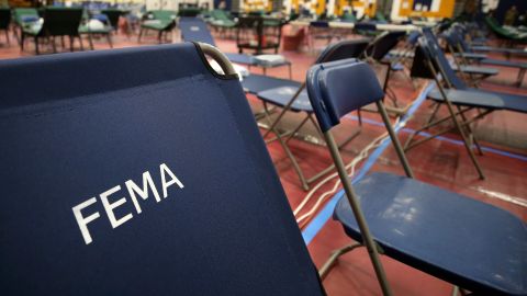 FEMA despedirá a cuatro colaboradores por realizar pagos a hoteles de lujo para migrantes en Nueva York