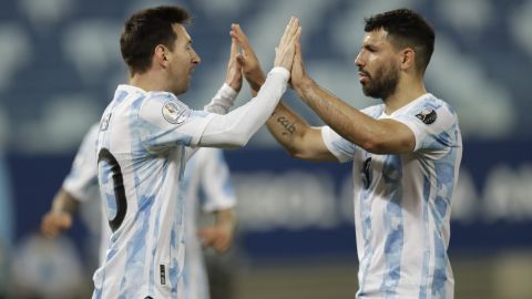 Sergio Agüero celebra un gol con Lionel Messi en la Copa América 2021.