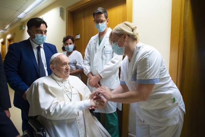 Papa Francisco presenta un cuadro clínico "complejo" y requerirá "hospitalización adecuada"