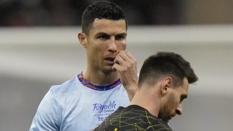 Messi y Cristiano Ronaldo en un partido amistoso entre el PSG y el Al Nassr.