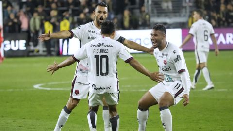 Jugadores del Alajuelense celebran un gol al LAFC en la Concachampions.