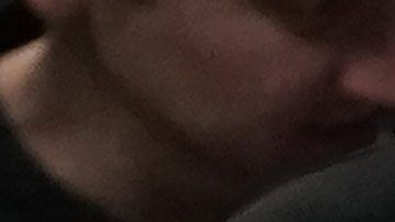 El entrenador de los San Antonio Spurs, Gregg Popovich, se sienta en el banco durante el primer cuarto de un partido de baloncesto de la NBA contra los Dallas Mavericks en Dallas, el domingo 9 de abril de 2023.