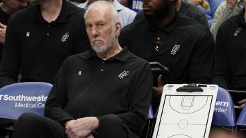 El entrenador de los San Antonio Spurs, Gregg Popovich, se sienta en el banco durante el primer cuarto de un partido de baloncesto de la NBA contra los Dallas Mavericks en Dallas, el domingo 9 de abril de 2023.