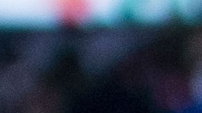 Luka Doncic y LeBron James charlan amistosamente al final de un partido de la temporada 2022-23 en Dallas. Las dos súper estrellas ahora compartirán vestidor en los Lakers de Los Ángeles.