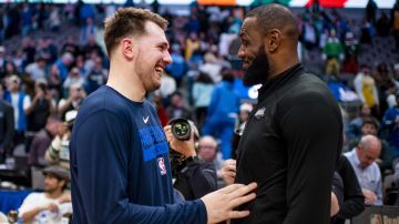 Luka Doncic y LeBron James charlan amistosamente al final de un partido de la temporada 2022-23 en Dallas. Las dos súper estrellas ahora compartirán vestidor en los Lakers de Los Ángeles.