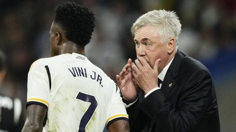 Carlo Ancelotti junto a Vinícius Jr.