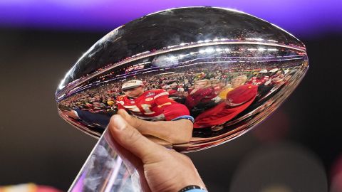 El reflejo de Patrick Mahomes en el Trofeo Vince Lombardi. Kansas City y Philadelphia disputarán este domingo el título de la NFL.