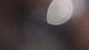 Patrick Mahomes observando un juego de los Mavericks.