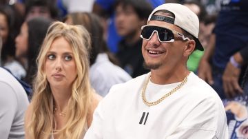 Patrick Mahomes observando un juego de los Mavericks.