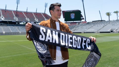 Hirving "Chucky" Lozano poses with a San Diego FC scarf during an introductory news conference for the new MLS soccer team, Thursday, June 13, 2024, in San Diego. The Mexican star will be part of San Diego FC's first season, when they join the MLS in 2025. (AP Photo/Gregory Bull)