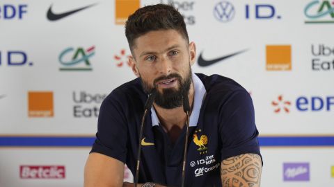 Giroud en una conferencia de prensa con la selección de Francia.