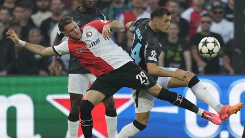 Feyenoord's Santiago Gimenez, left, and Leverkusen's Granit Xhakafight for the ball during the Champions League opening phase soccer match between Feyenoord and Leverkusen in Rotterdam, Netherlands, Thursday, Sept. 19, 2024. (AP Photo/Peter Dejong)