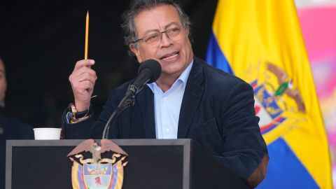 El presidente de Colombia no acepta que los colombianos deportados regresen a su país encadenados.